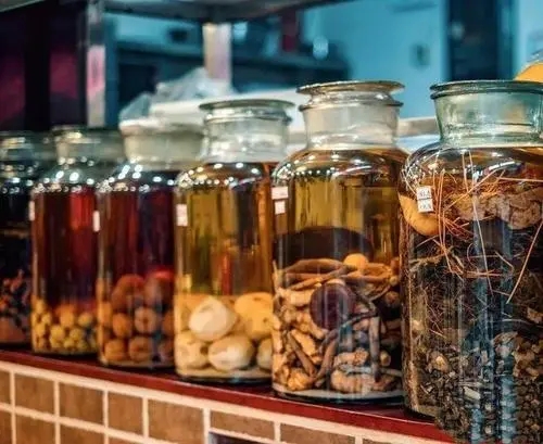 蛇酒变蛇尸酒！8条毒蛇泡酒22年，喝了一杯后中毒，怎么这么毒？