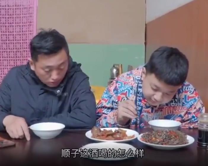 兄弟俩饭店喝酒，喝高了都不自知，结果整出大笑话太好笑了太好笑