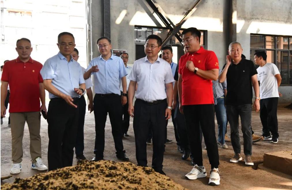 遵义市市长黄伟同志莅临百年赤水参观调研