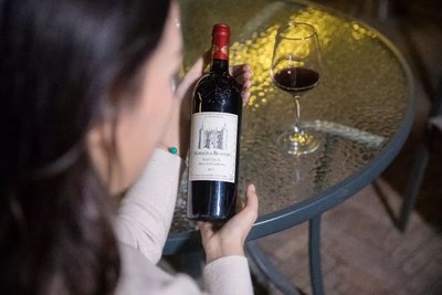 品波尔多红酒的女人