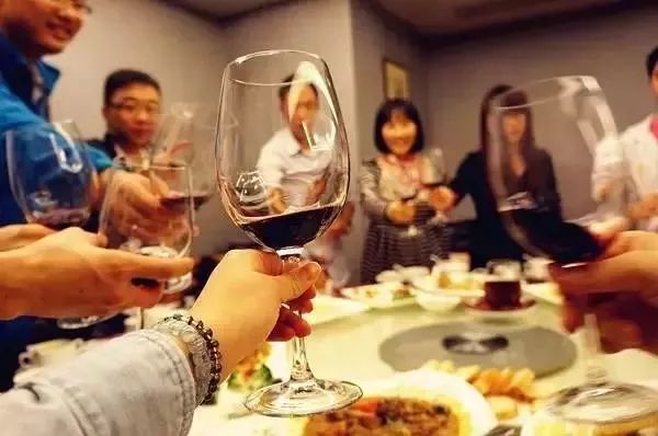 学习酒场规矩，就从敬酒开始吧！