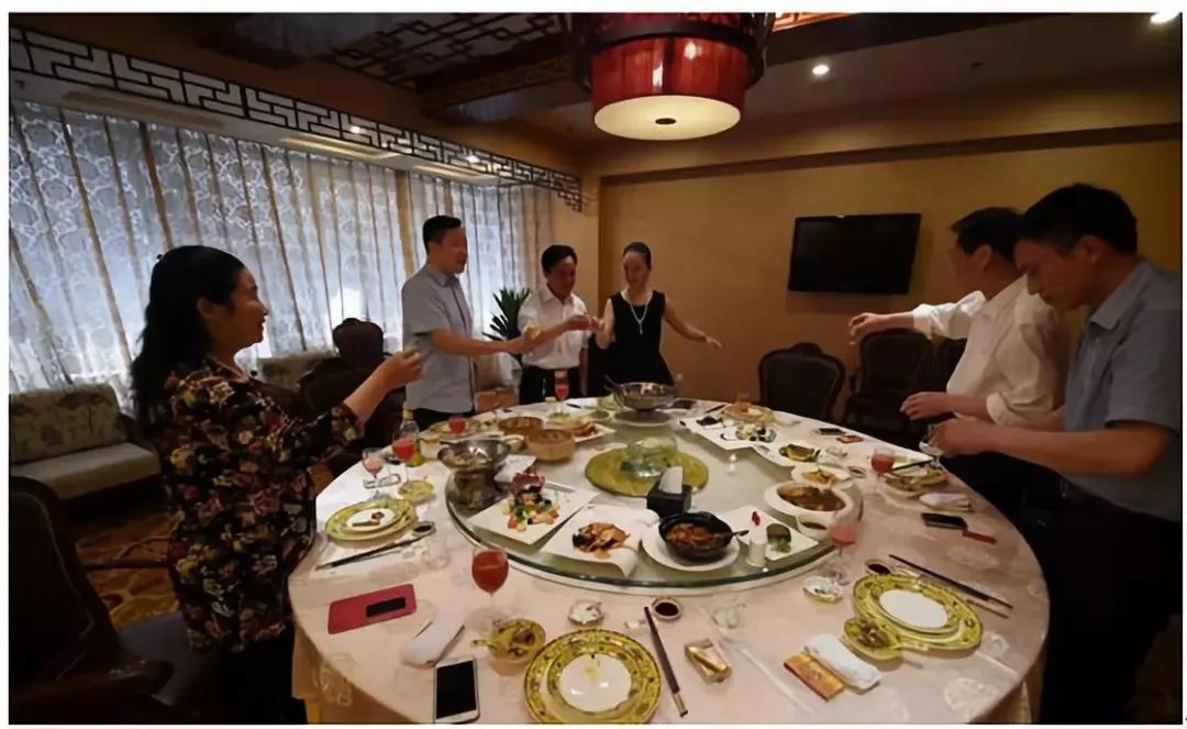学习酒场规矩，就从敬酒开始吧！